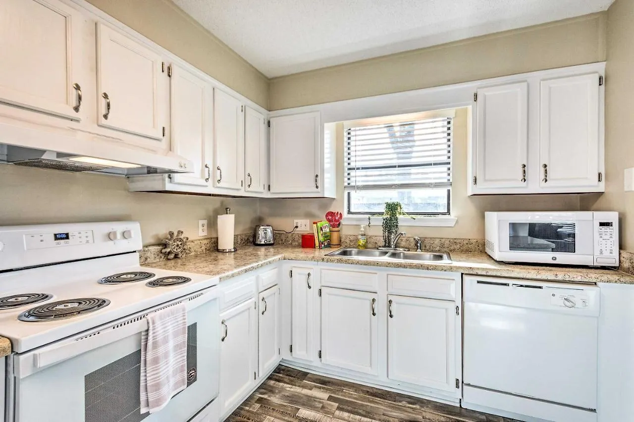 Coastal Family Home, 16 Mi To Pensacola Beach! Holiday home