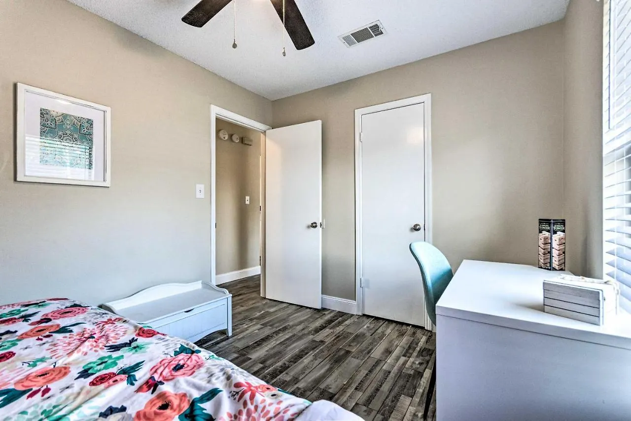 Coastal Family Home, 16 Mi To Pensacola Beach! Holiday home